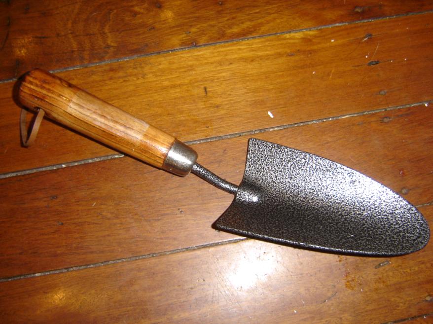 Gartenkelle mit Holzgriff, ein klassisches Pflanzwerkzeug