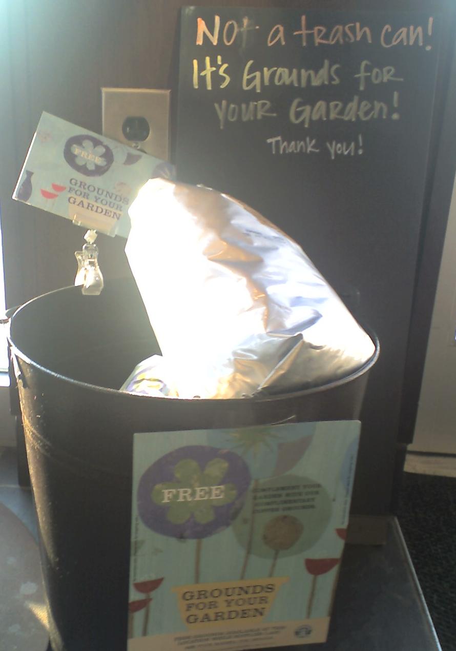 Behälter mit gesammeltem Kaffeesatz zur Verwendung als organischer Dünger im Garten