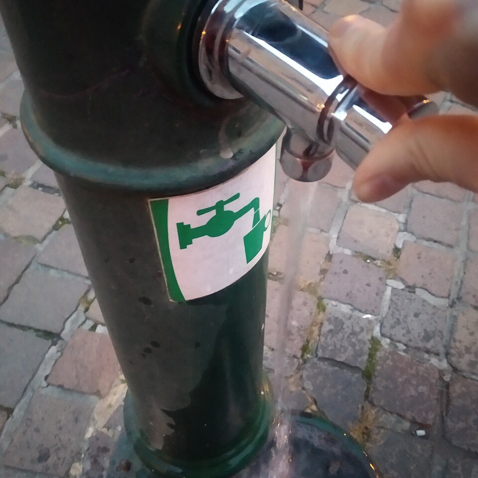 Leitungswasser fließt aus einem Wasserhahn