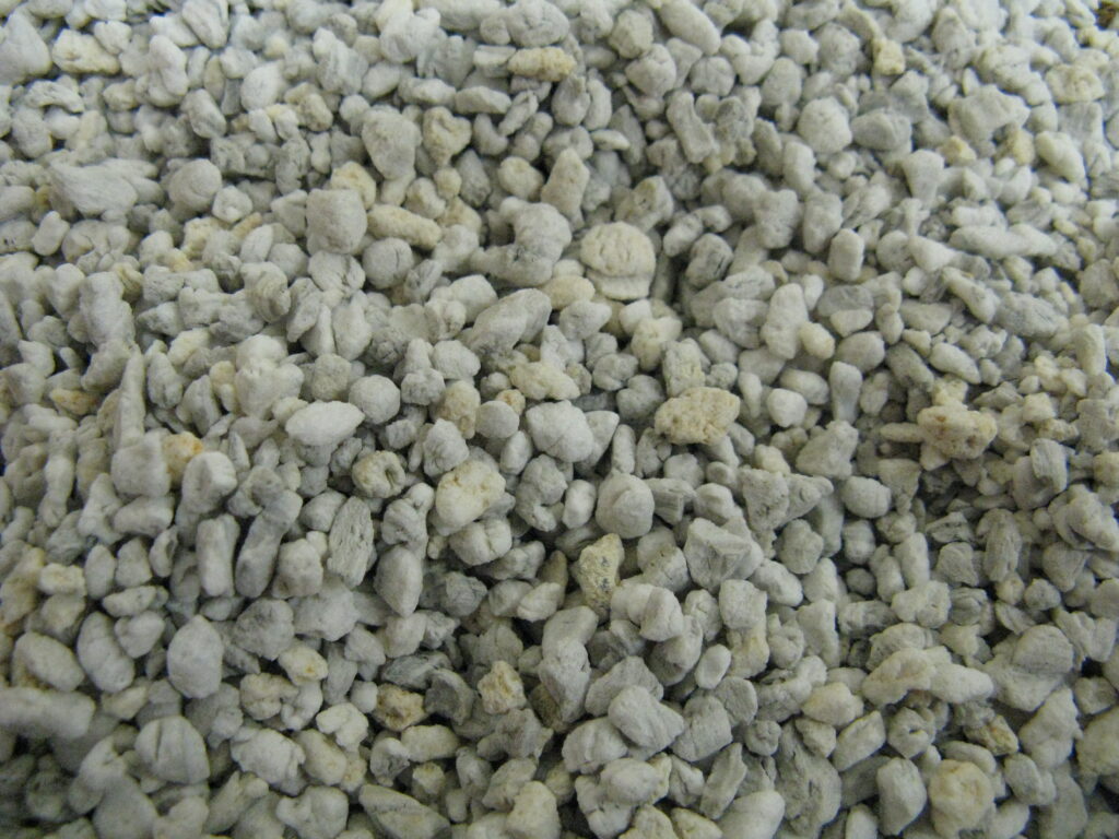 Perlite-Körner als mineralischer Zuschlag für Spezialsubstrate