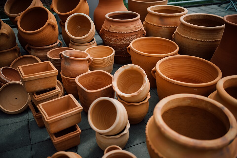 Sammlung traditioneller Tontöpfe in unterschiedlichen Größen und Formen
