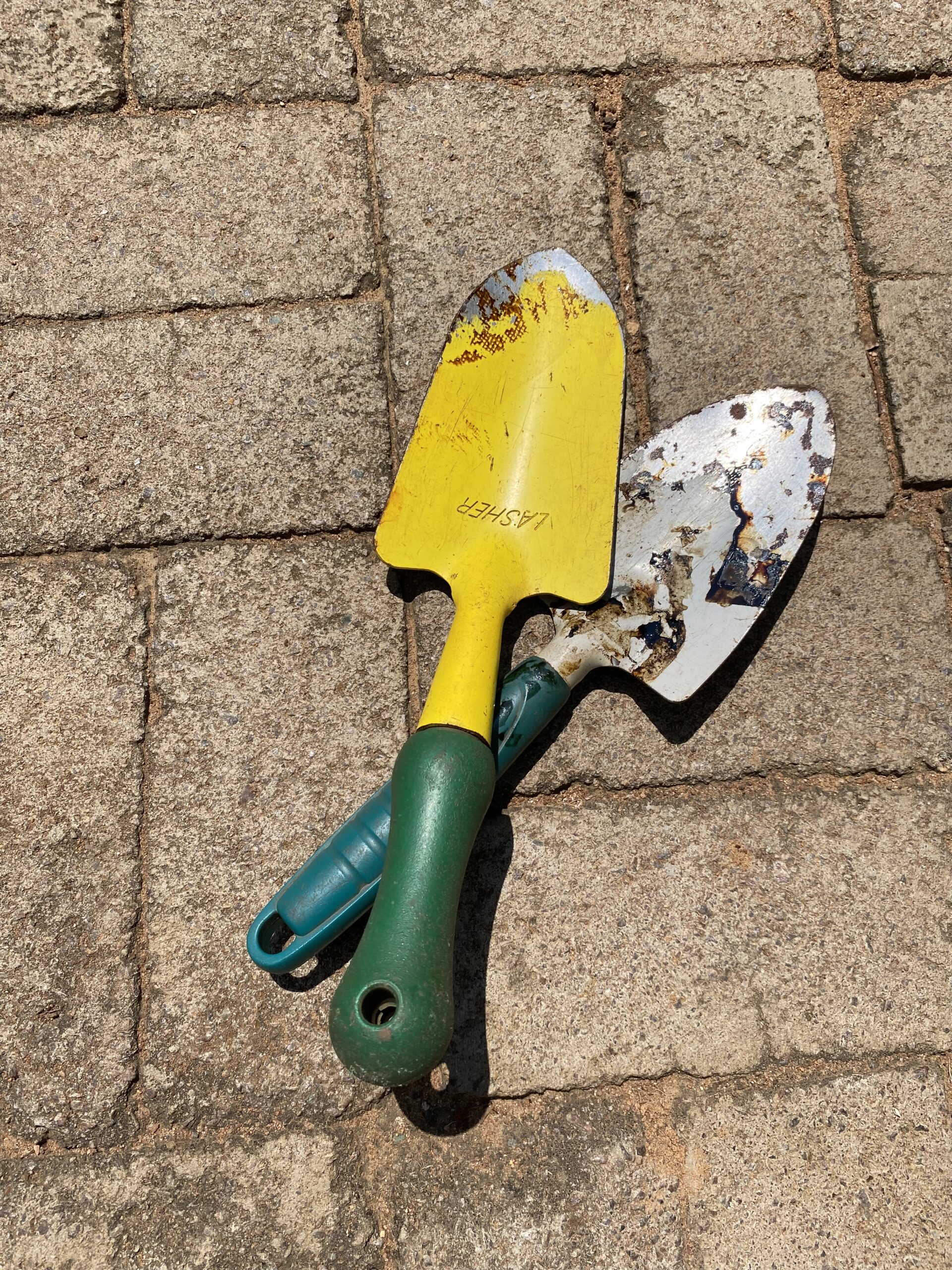 Zwei gebrauchte Gartenkellen mit bunten Griffen